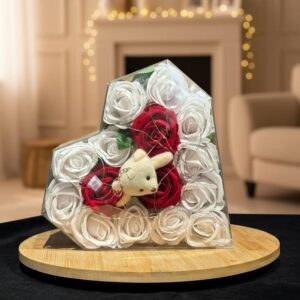 Ayıcıklı Üçgen Kutuda Gül Aranjmanı