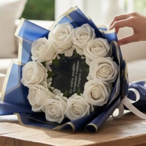Beyaz Güllü Aynalı Buket – Saflığın ve Zarafetin Işıltısı