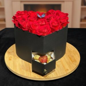 Siyah Kalp Kutuda Kırmızı Gül & Hediye Bölmeli Tasarım