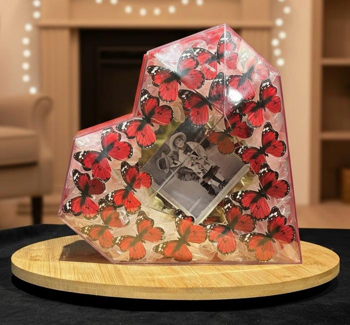 Kelebek Tasarımlı Kişiye Özel Fotoğraflı Dekoratif Kalp