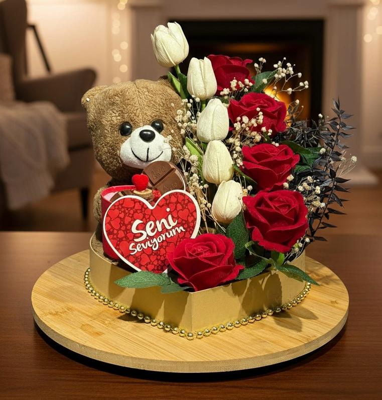 Ayıcıklı Gül Aranjmanı – Seni Seviyorum Çikolatalı Romantik Hediye Kutusu